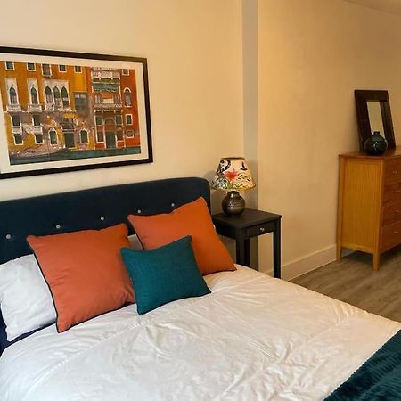 Stunning And Spacious 2Bed Flat In Central Woking Dış mekan fotoğraf