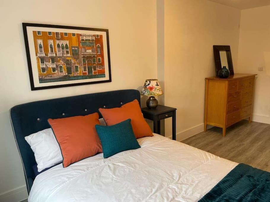 Stunning And Spacious 2Bed Flat In Central Woking Dış mekan fotoğraf