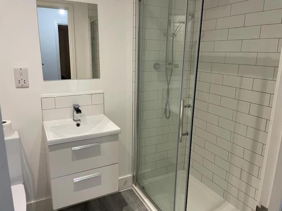 Stunning And Spacious 2Bed Flat In Central Woking Dış mekan fotoğraf