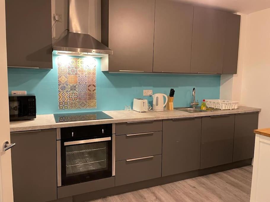 Stunning And Spacious 2Bed Flat In Central Woking Dış mekan fotoğraf