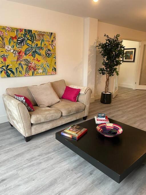 Stunning And Spacious 2Bed Flat In Central Woking Dış mekan fotoğraf