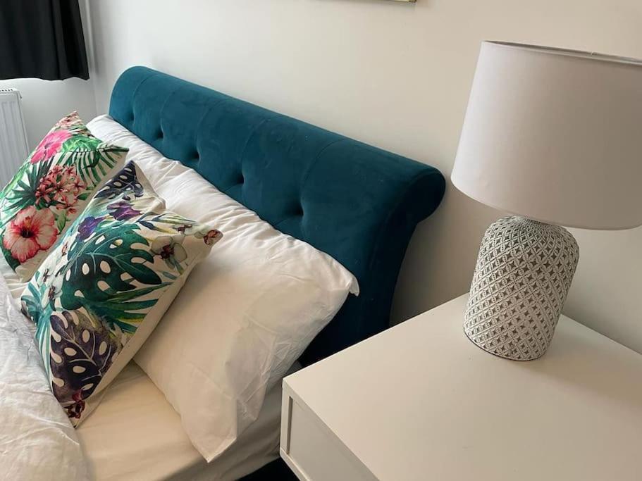 Stunning And Spacious 2Bed Flat In Central Woking Dış mekan fotoğraf