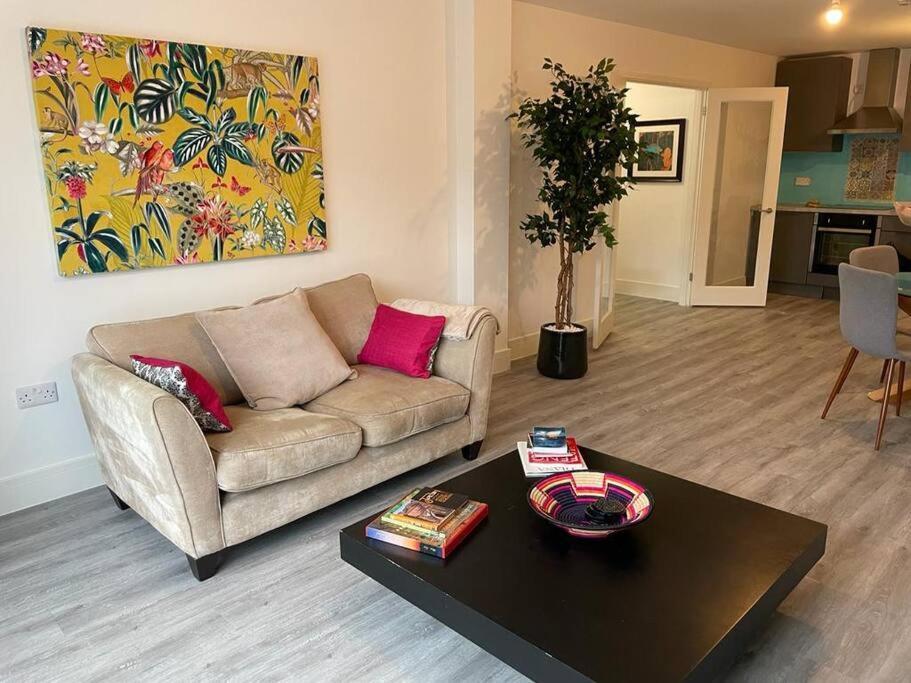 Stunning And Spacious 2Bed Flat In Central Woking Dış mekan fotoğraf