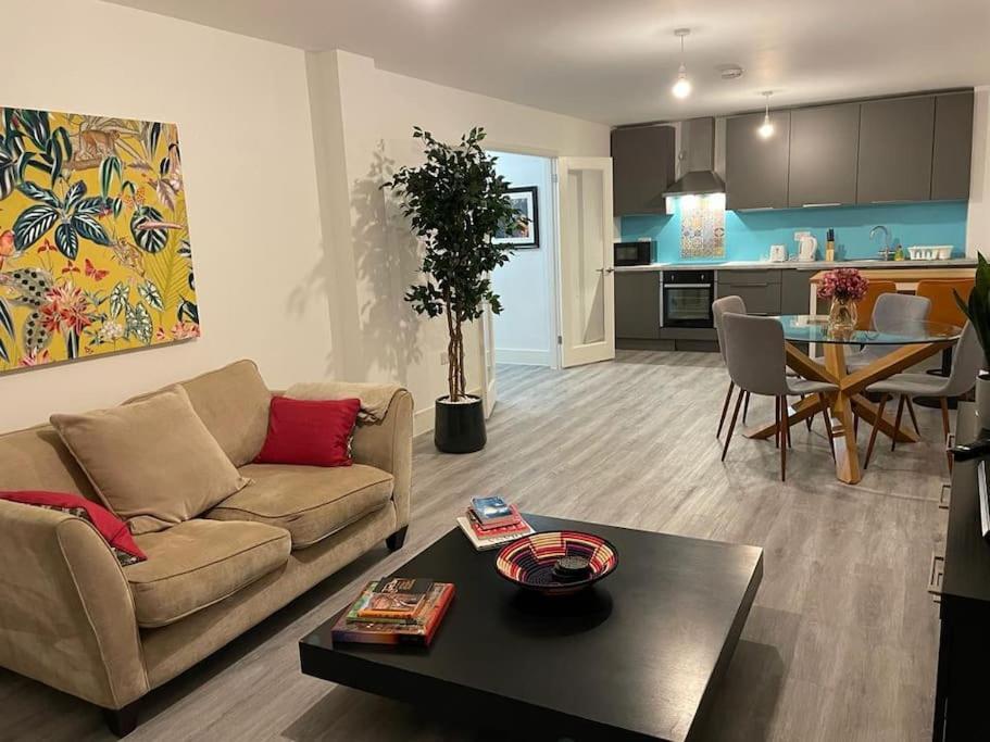 Stunning And Spacious 2Bed Flat In Central Woking Dış mekan fotoğraf